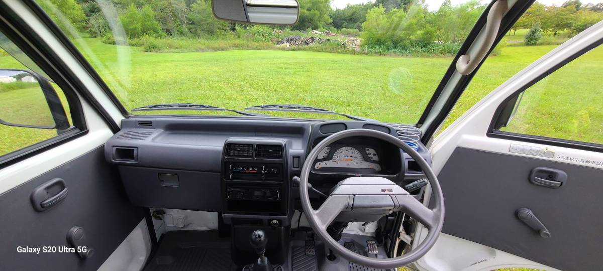 Mitsubihshi-minicab-1994-white-11