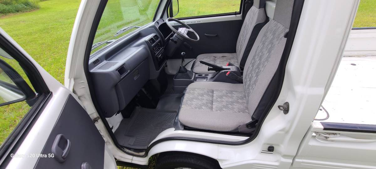 Mitsubihshi-minicab-1994-white-12
