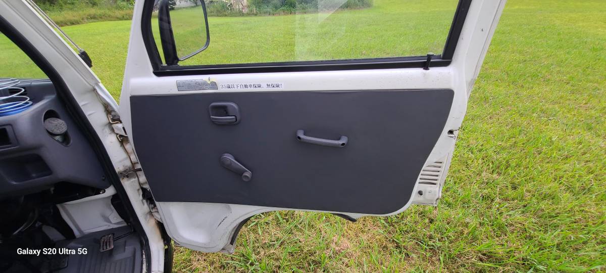 Mitsubihshi-minicab-1994-white-13