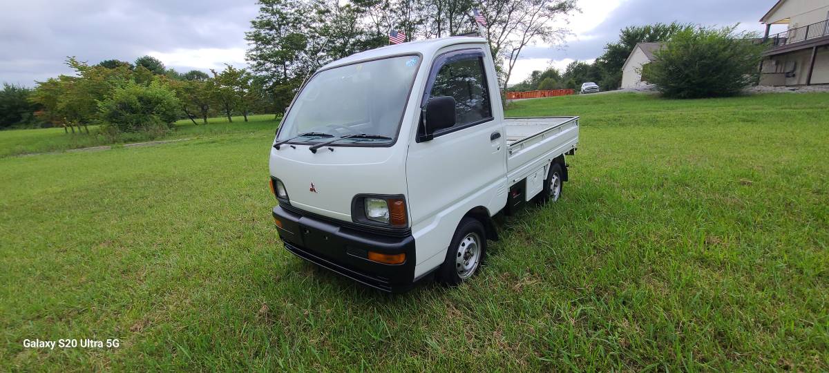 Mitsubihshi-minicab-1994-white-14