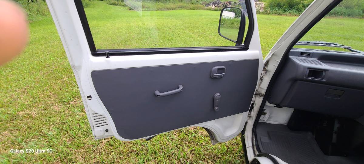 Mitsubihshi-minicab-1994-white-15