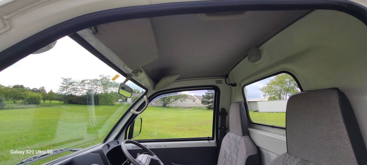 Mitsubihshi-minicab-1994-white-2