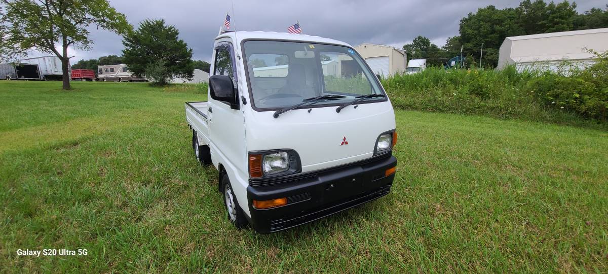 Mitsubihshi-minicab-1994-white-9