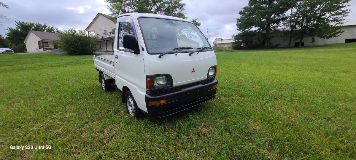 Mitsubihshi-minicab-1994-white