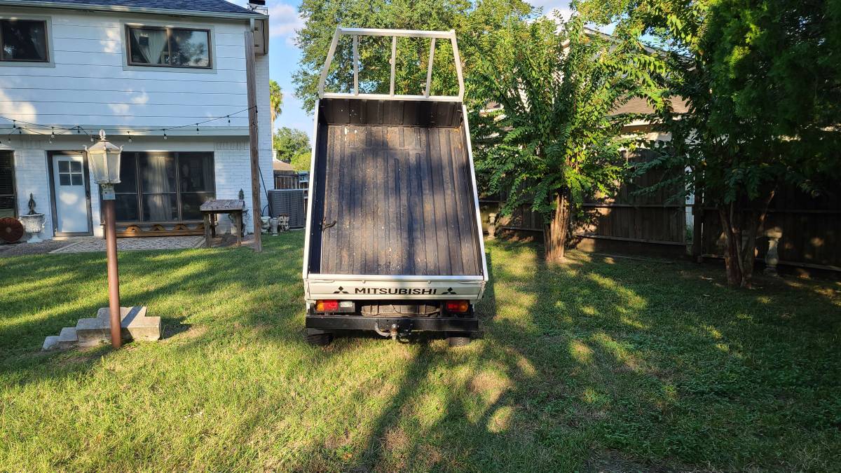 Mitsubishi-1979-white-1