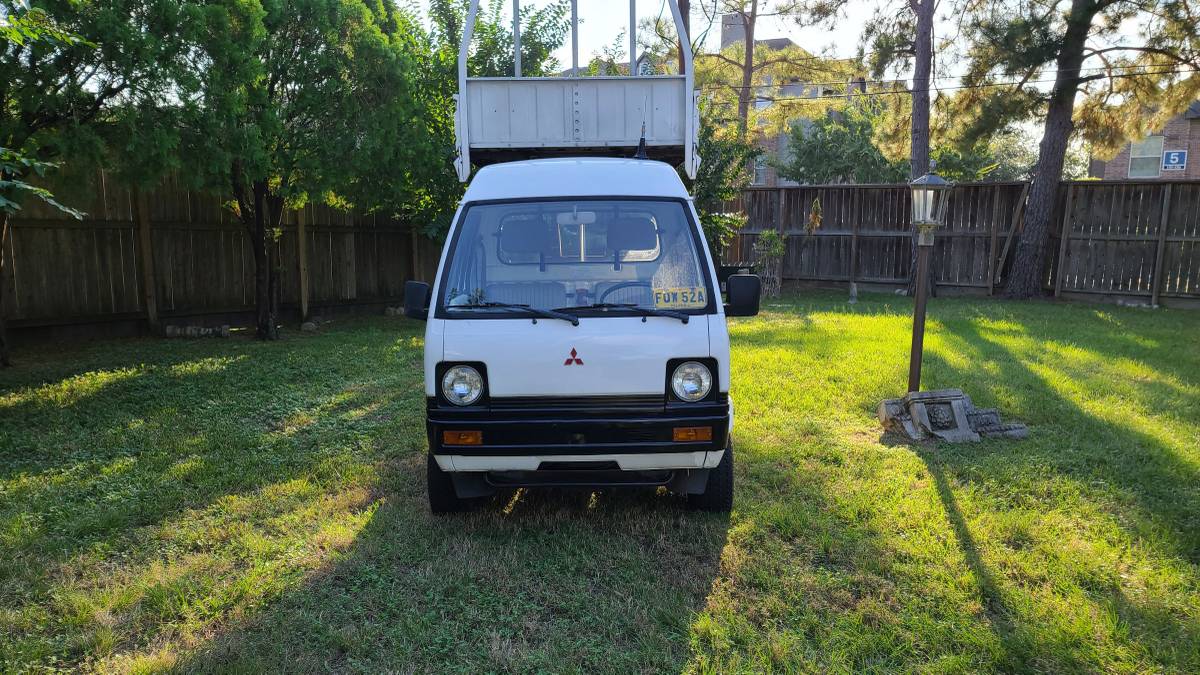 Mitsubishi-1979-white-8