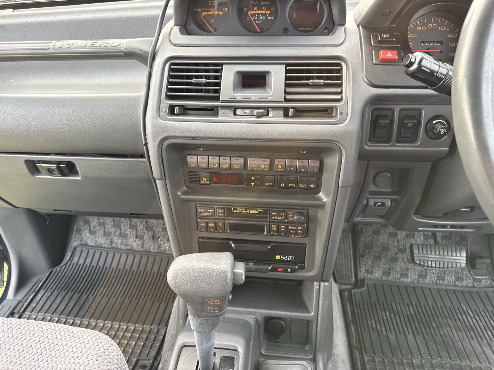 Mitsubishi-Pajero-1995-SUV-18