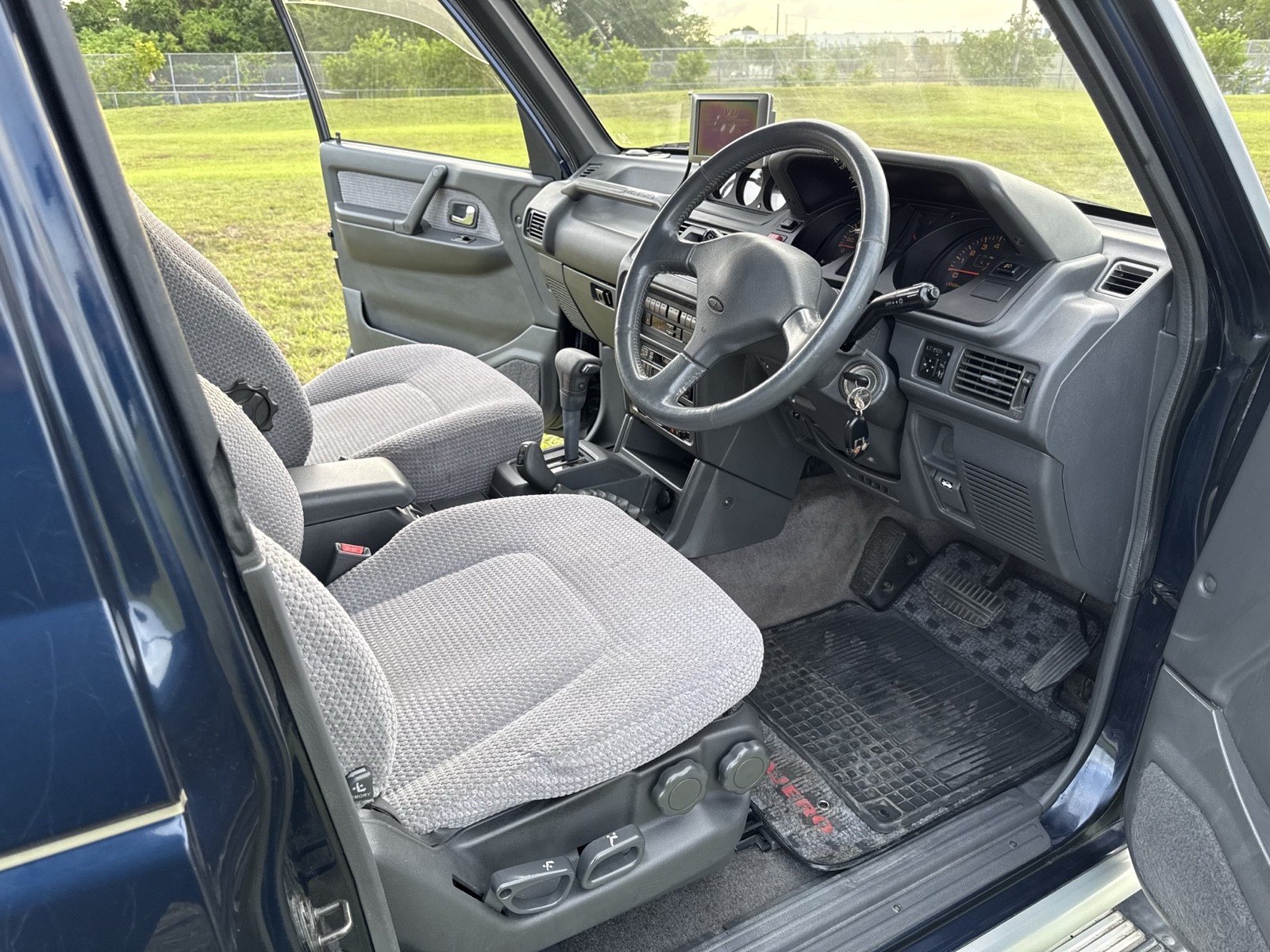 Mitsubishi-Pajero-1995-SUV-22