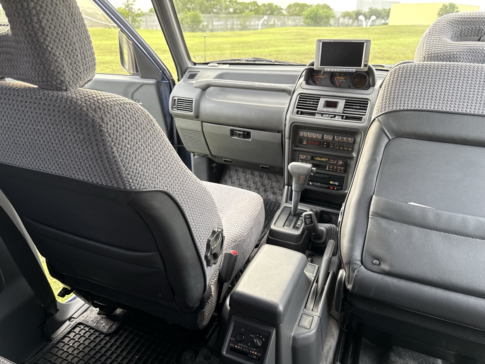 Mitsubishi-Pajero-1995-SUV-23