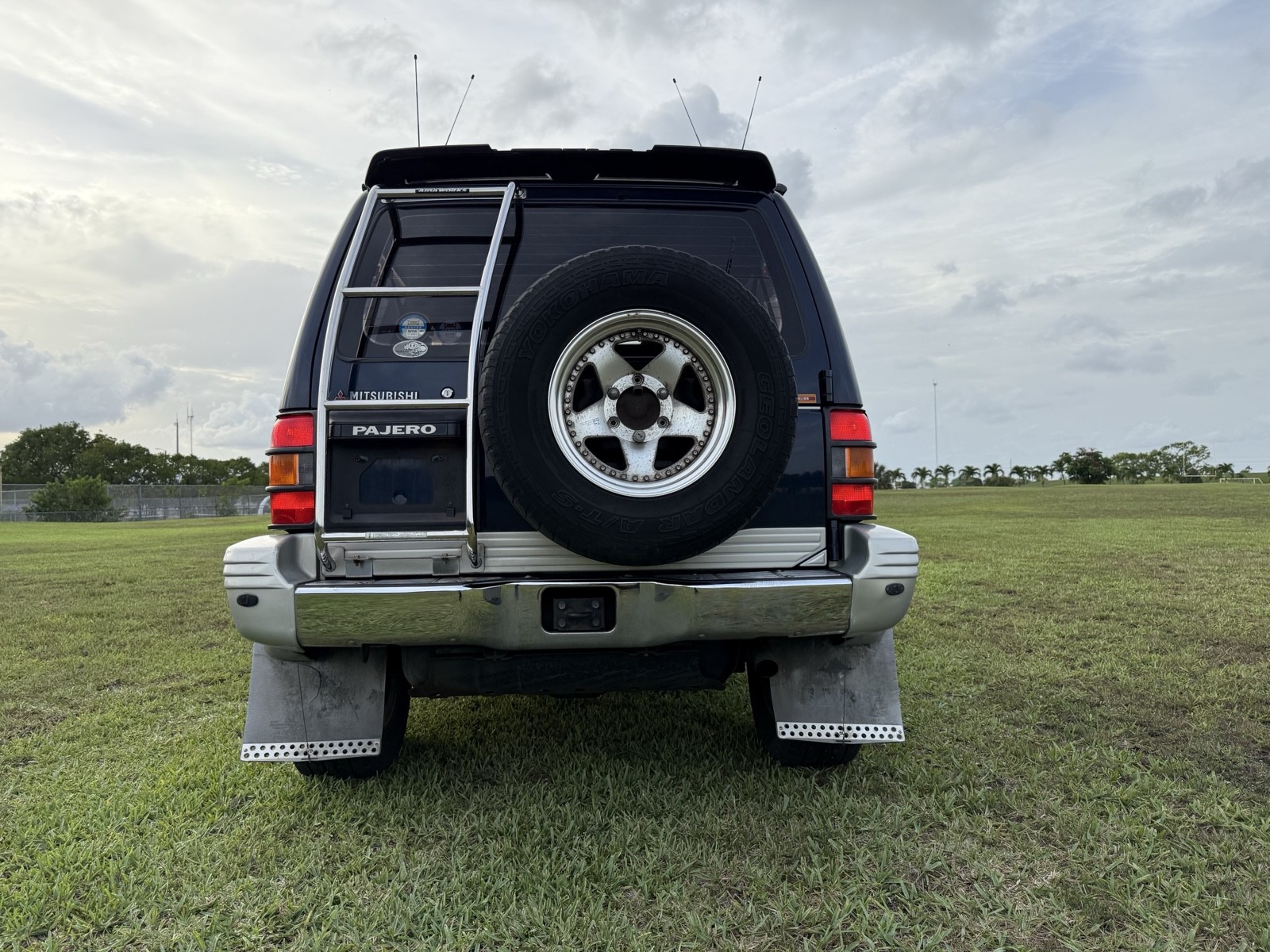 Mitsubishi-Pajero-1995-SUV-3
