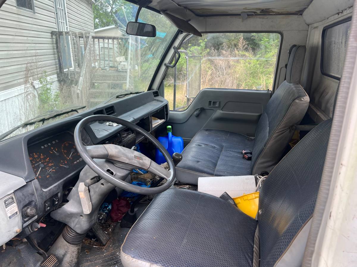 Mitsubishi-diesel-1989-white-5