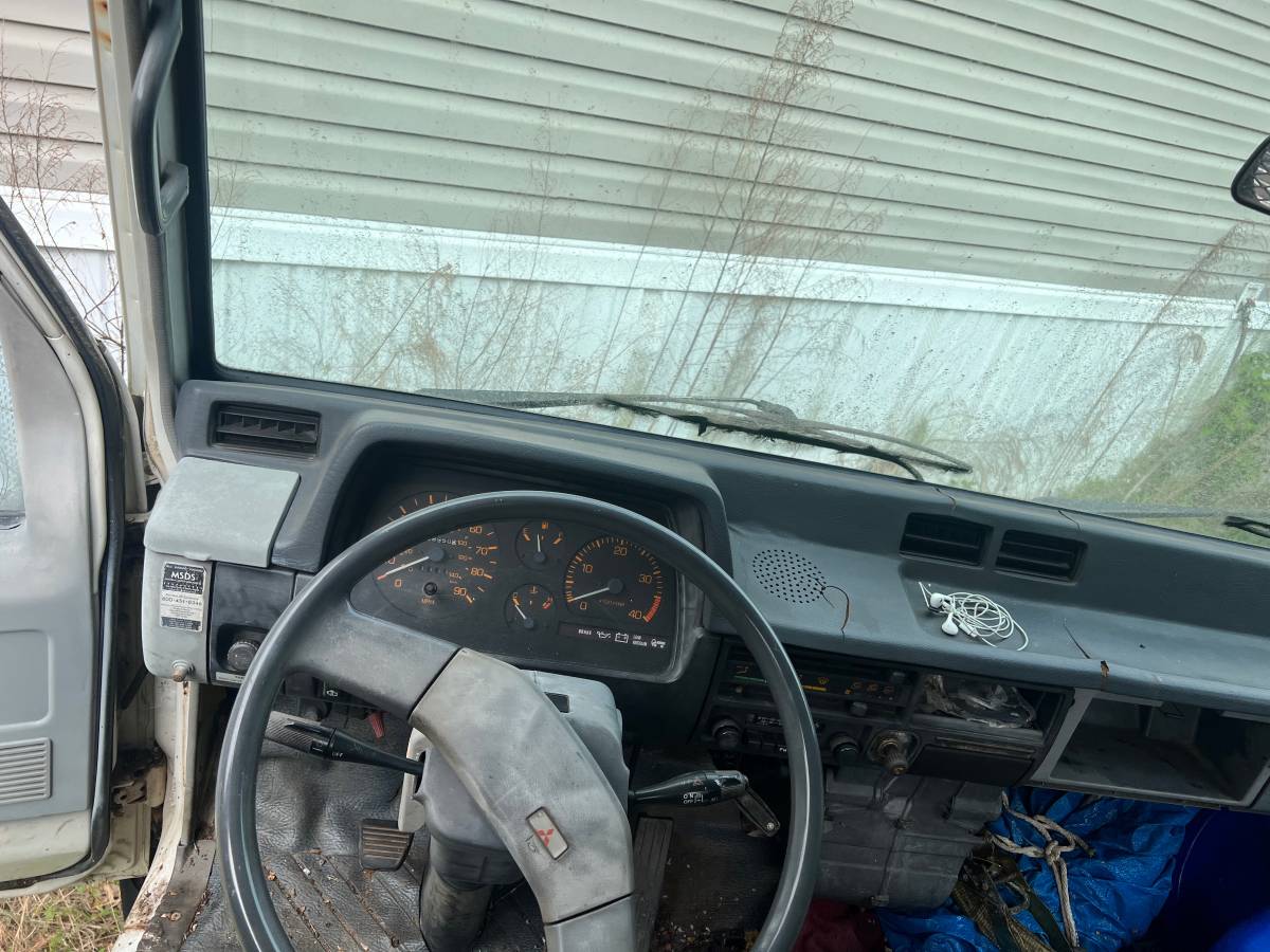 Mitsubishi-diesel-1989-white-6