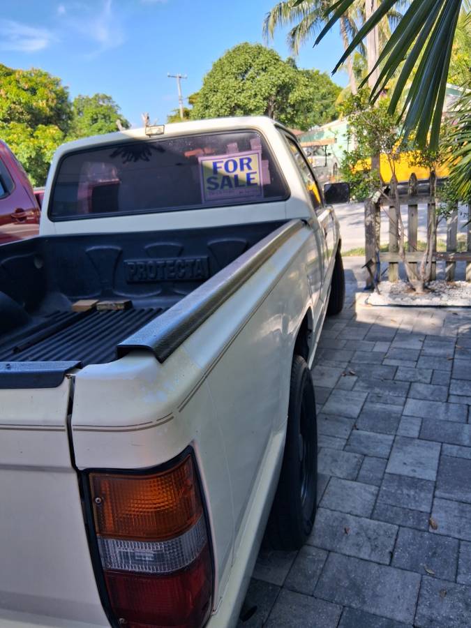 Mitsubishi-might-max-1990-white-3