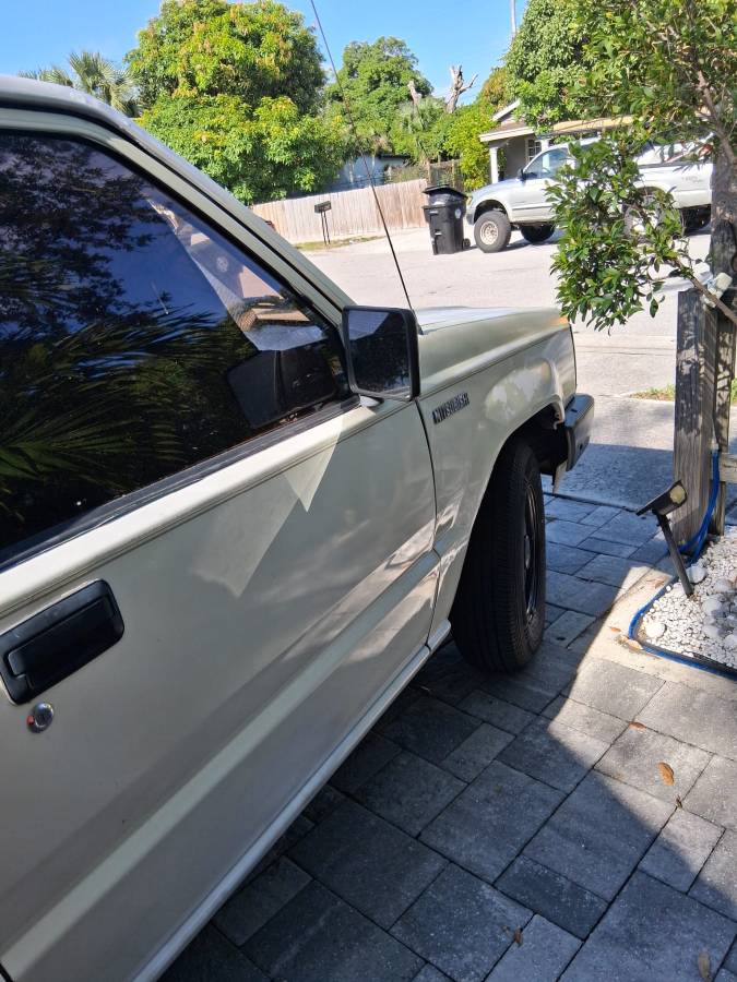 Mitsubishi-might-max-1990-white-4