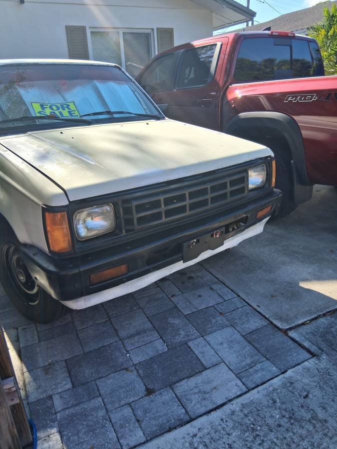 Mitsubishi-might-max-1990-white
