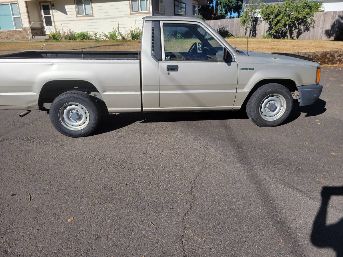 Mitsubishi-mighty-max-1993-silver-6