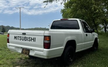Mitsubishi-mighty-max-1994-white-1
