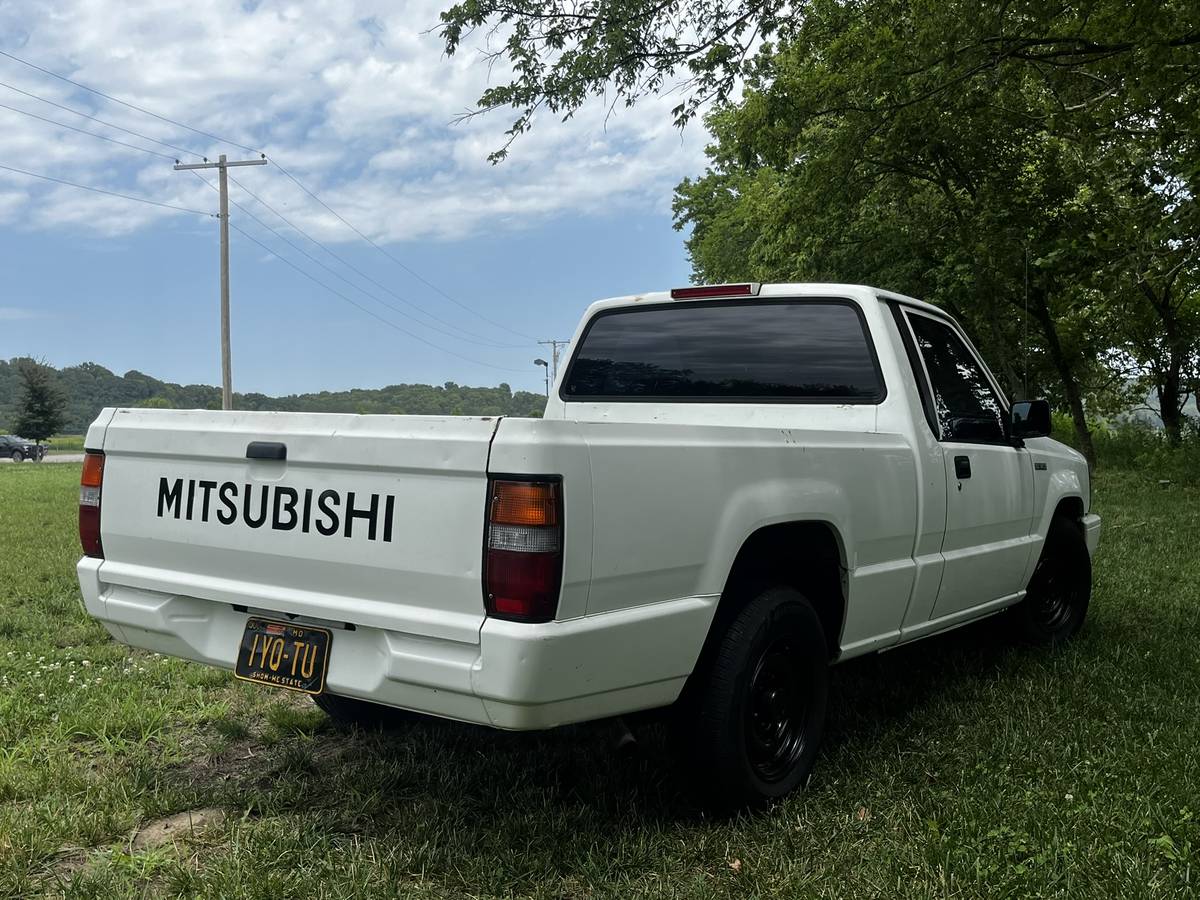 Mitsubishi-mighty-max-1994-white-1