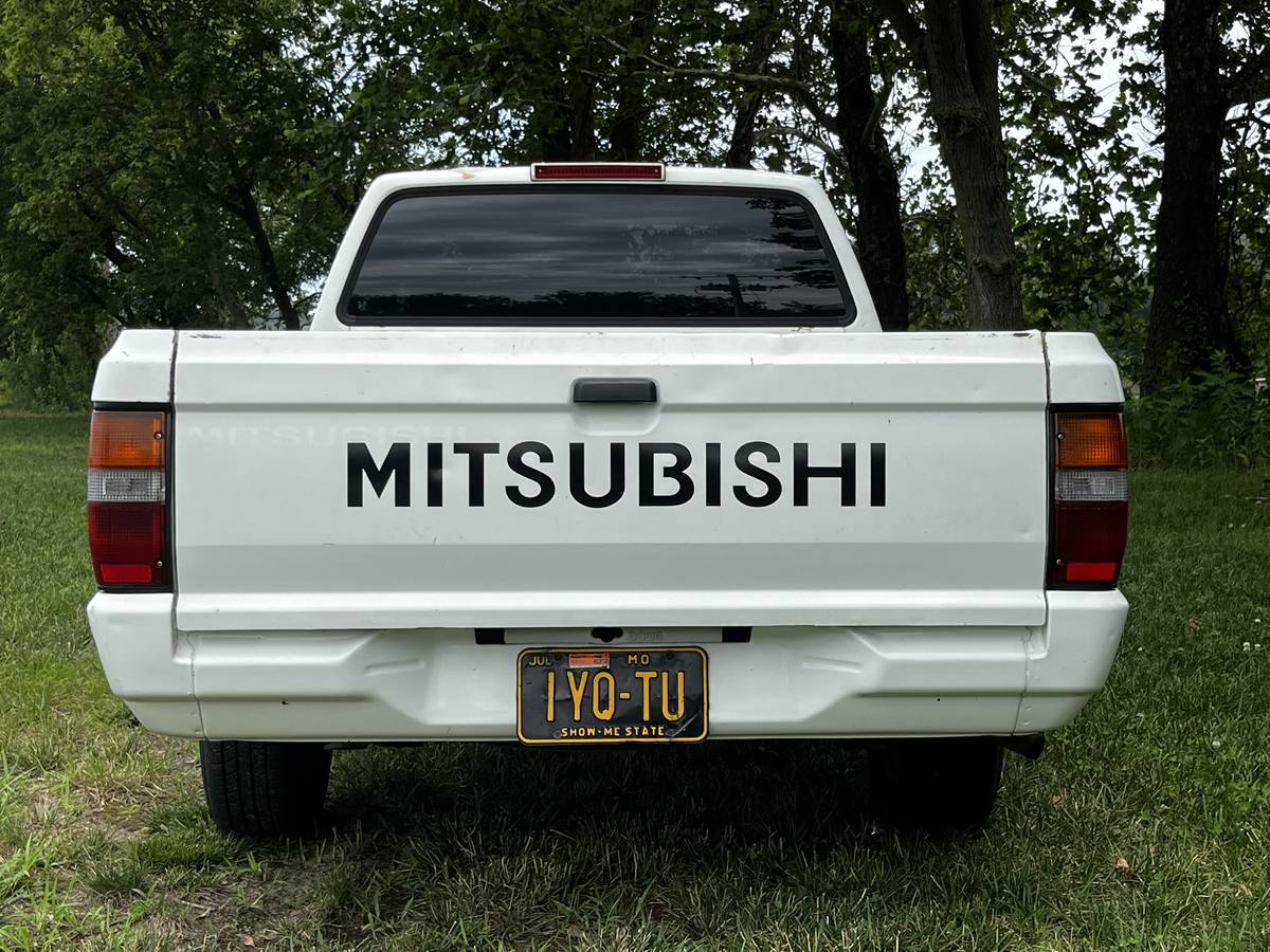 Mitsubishi-mighty-max-1994-white-2