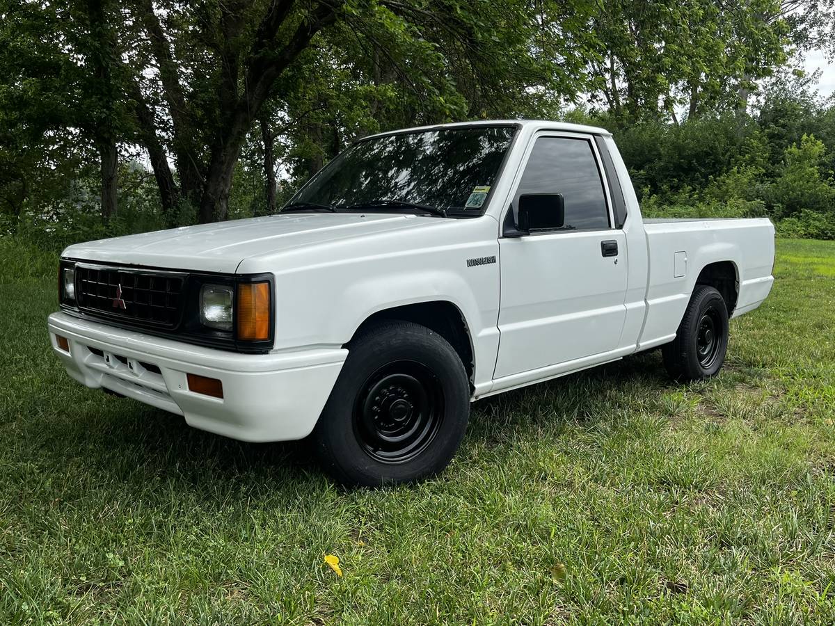 Mitsubishi-mighty-max-1994-white-22