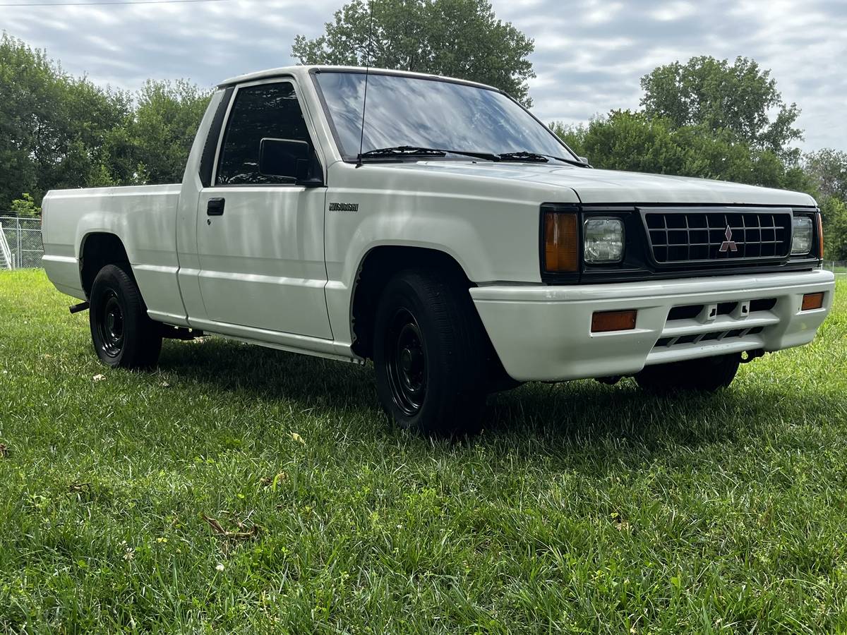 Mitsubishi-mighty-max-1994-white-23