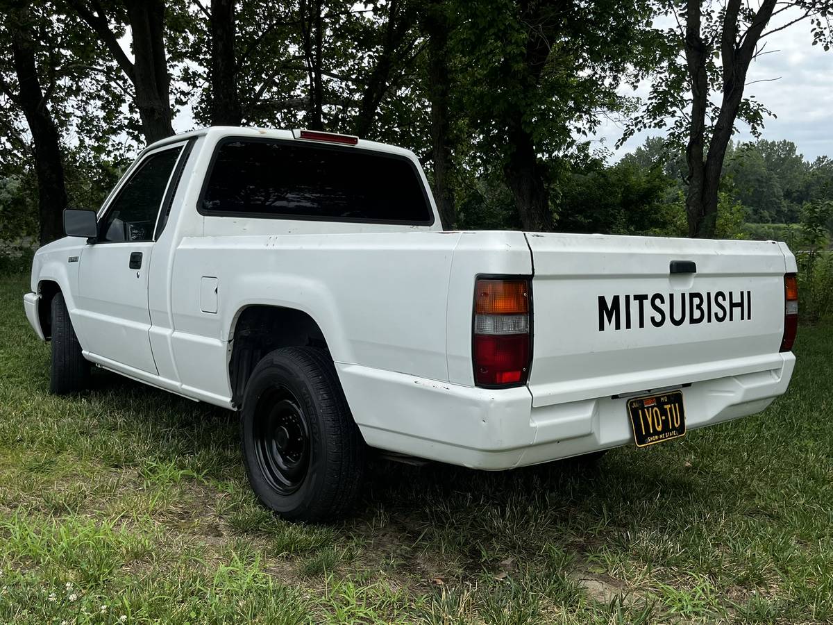 Mitsubishi-mighty-max-1994-white-3