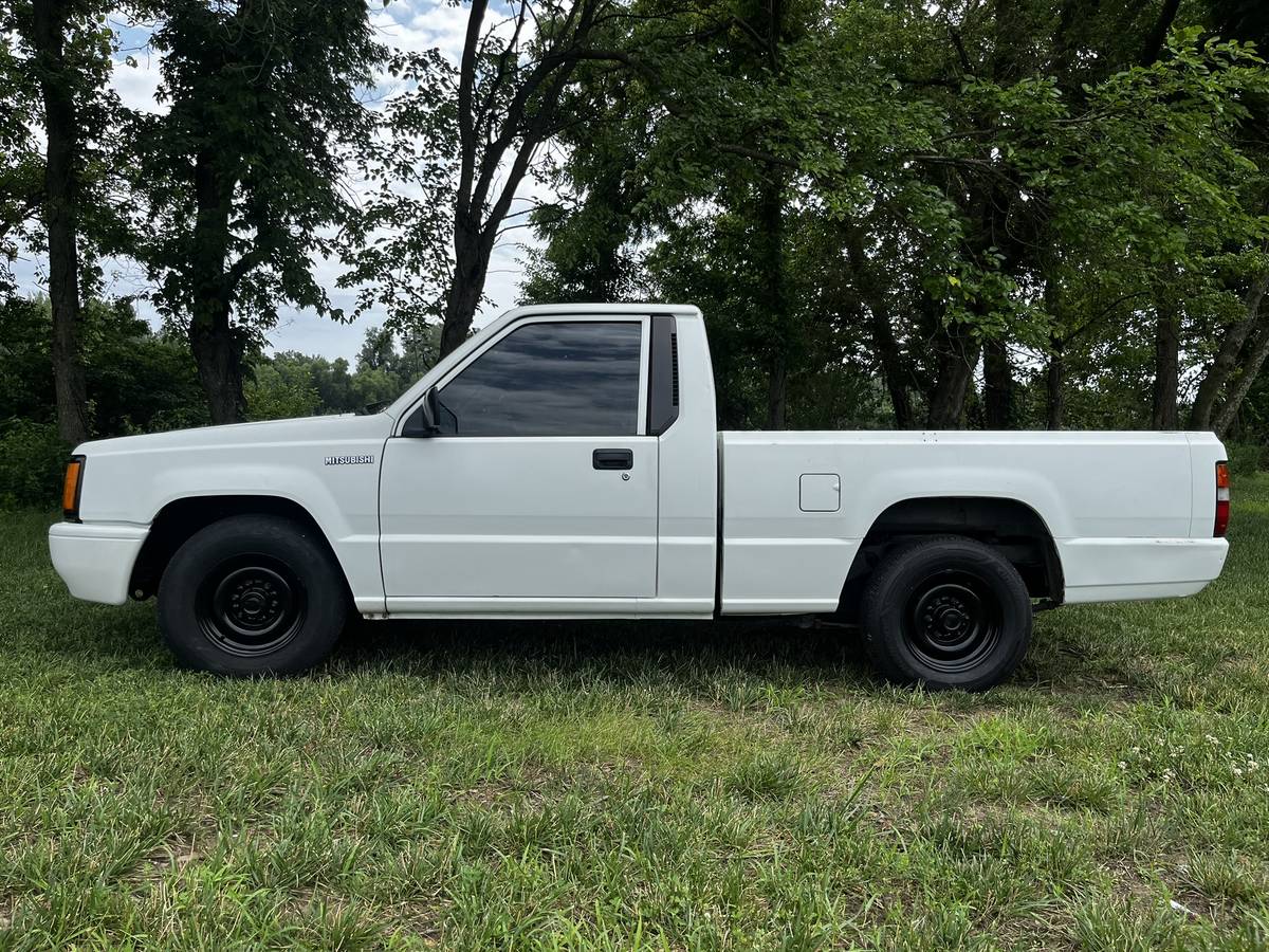 Mitsubishi-mighty-max-1994-white-4