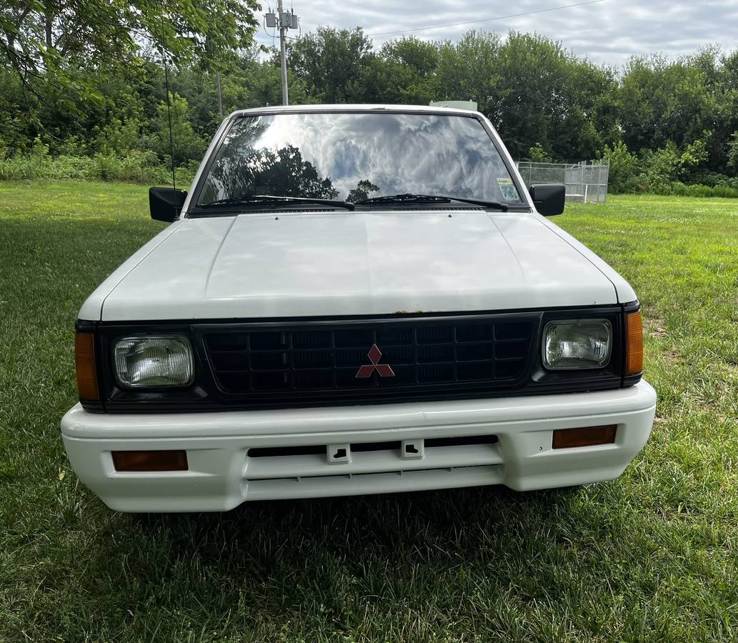 Mitsubishi-mighty-max-1994-white-5