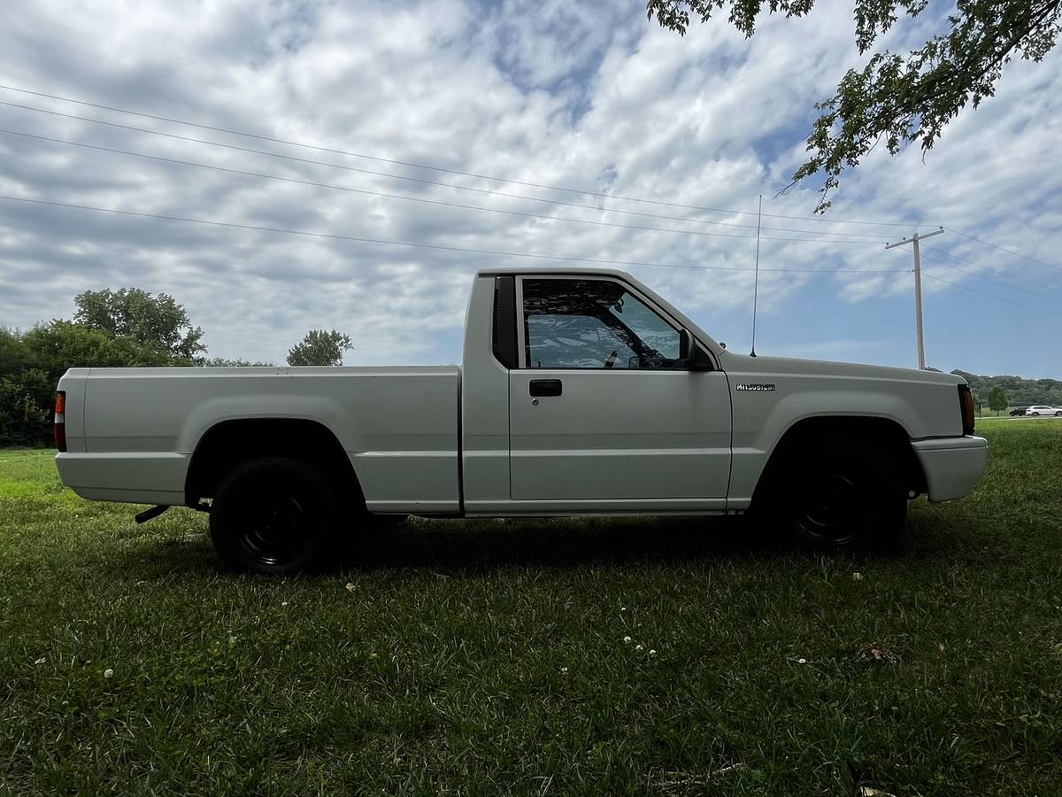 Mitsubishi-mighty-max-1994-white