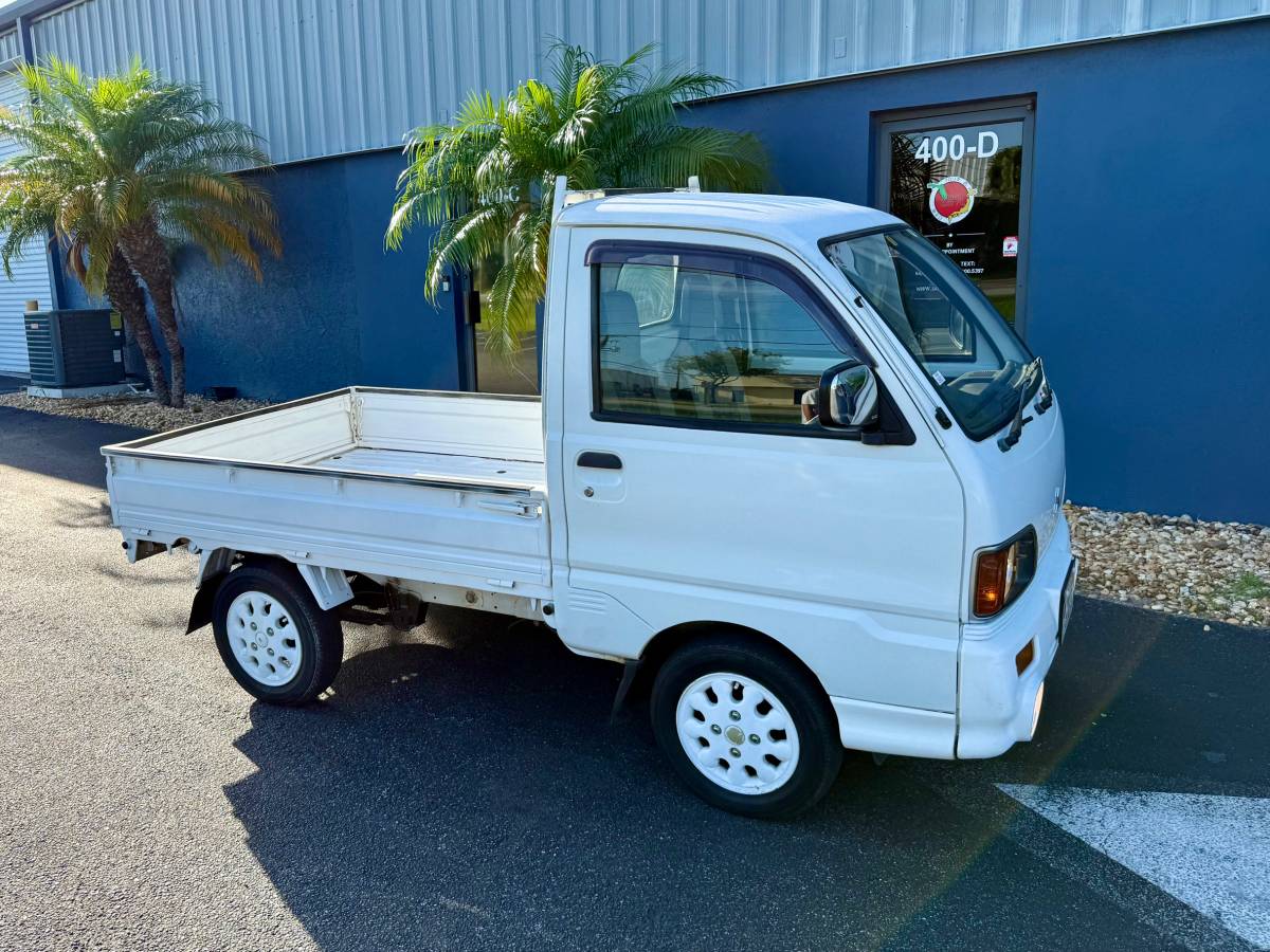 Mitsubishi-mini-truck-1994-white-10