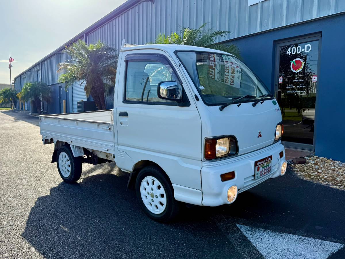 Mitsubishi-mini-truck-1994-white-11