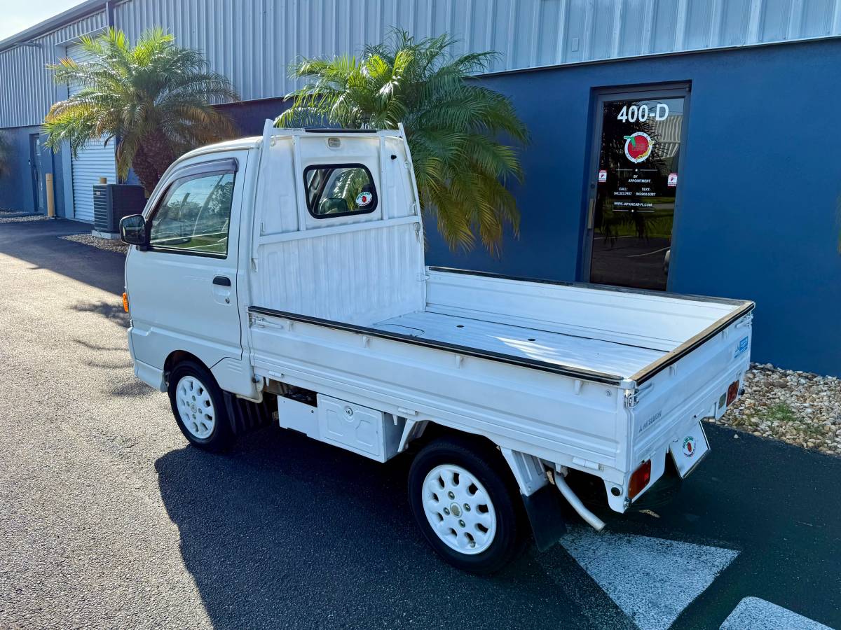 Mitsubishi-mini-truck-1994-white-4