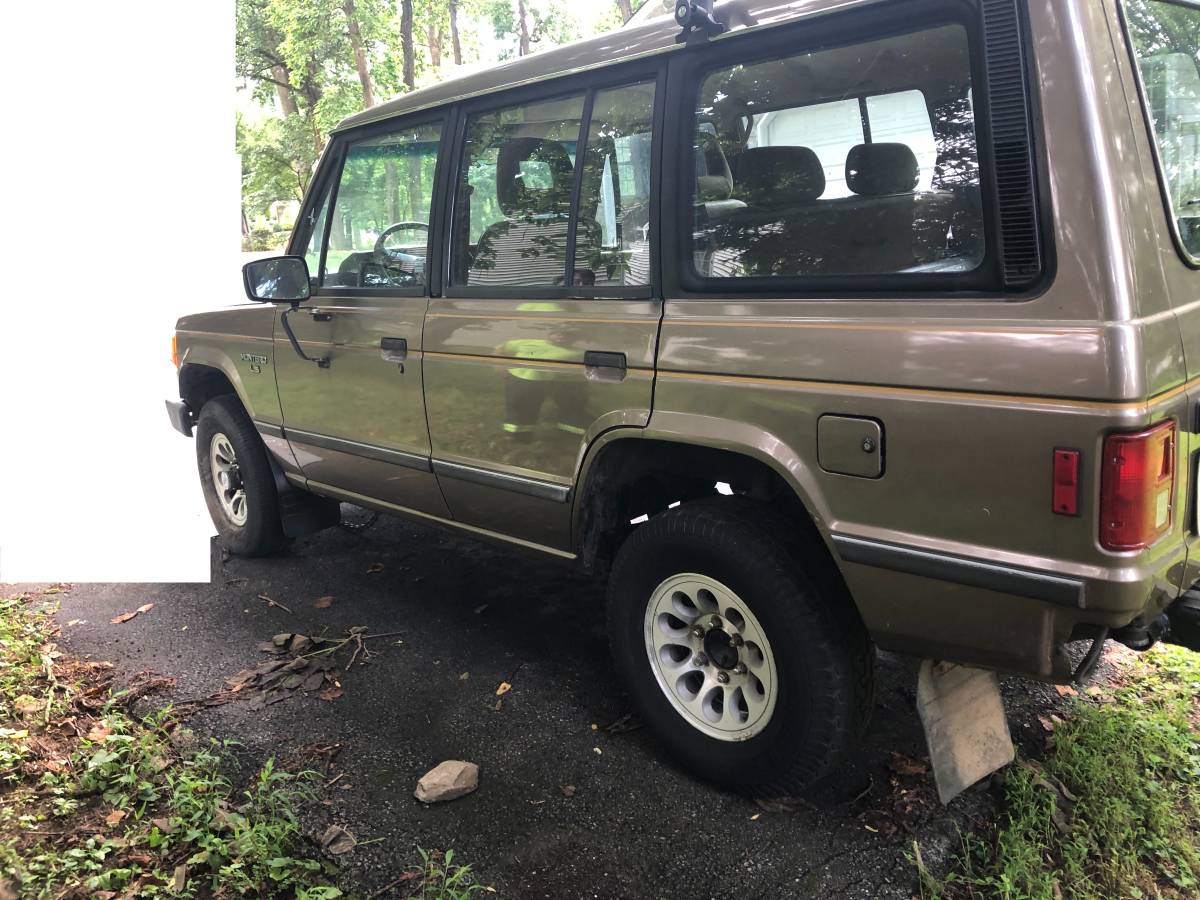 Mitsubishi-montero-1991-brown