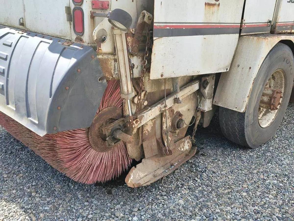 Mobil-sweeper-diesel-1995-white-7
