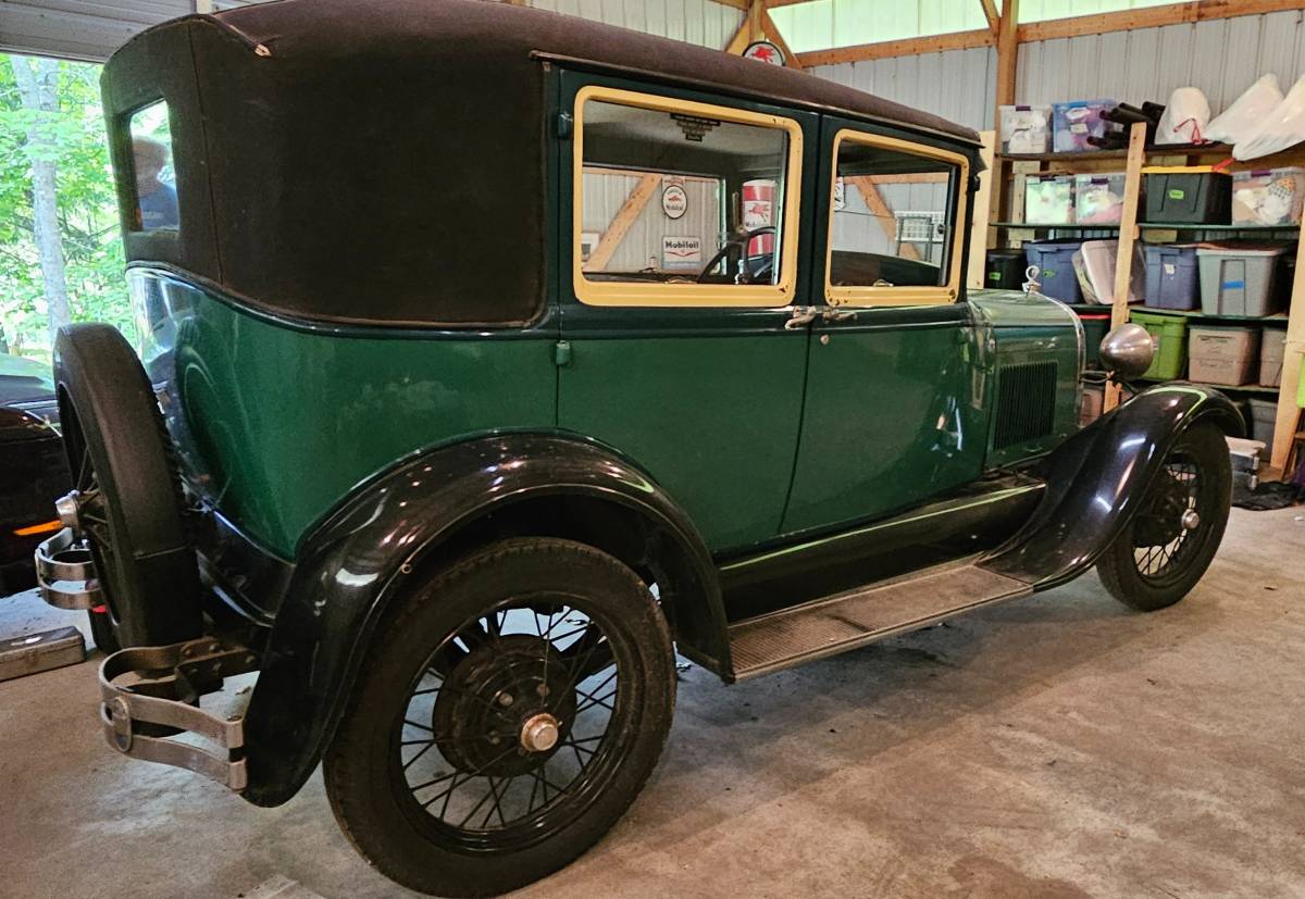 Model-a-ford-fordor-sedan-leatherback-1928-green-1
