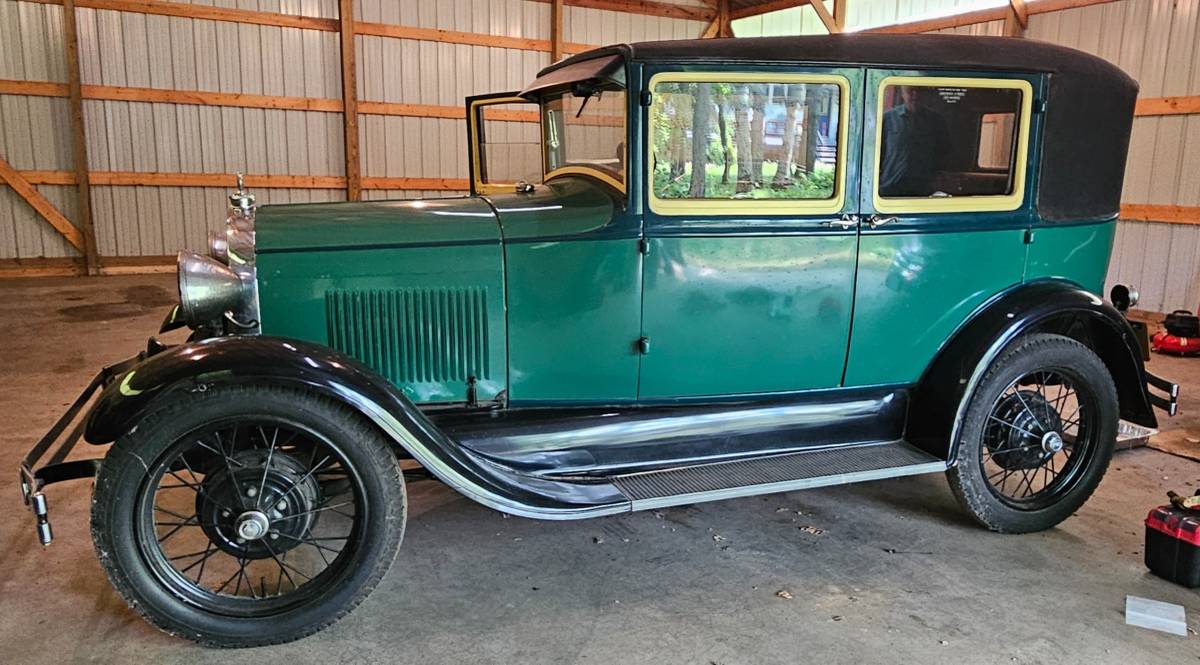 Model-a-ford-fordor-sedan-leatherback-1928-green-4