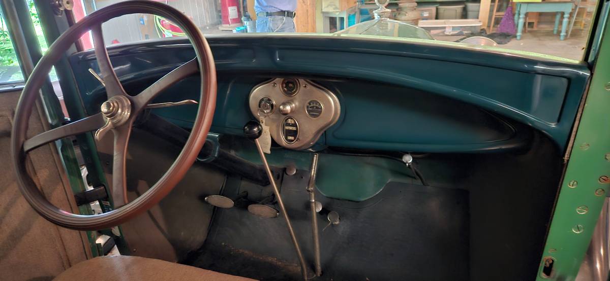 Model-a-ford-fordor-sedan-leatherback-1928-green-7