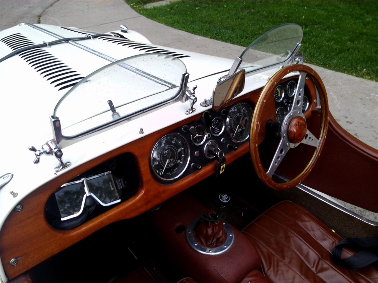 Morgan-Plus-4-1957-White-Brown-6