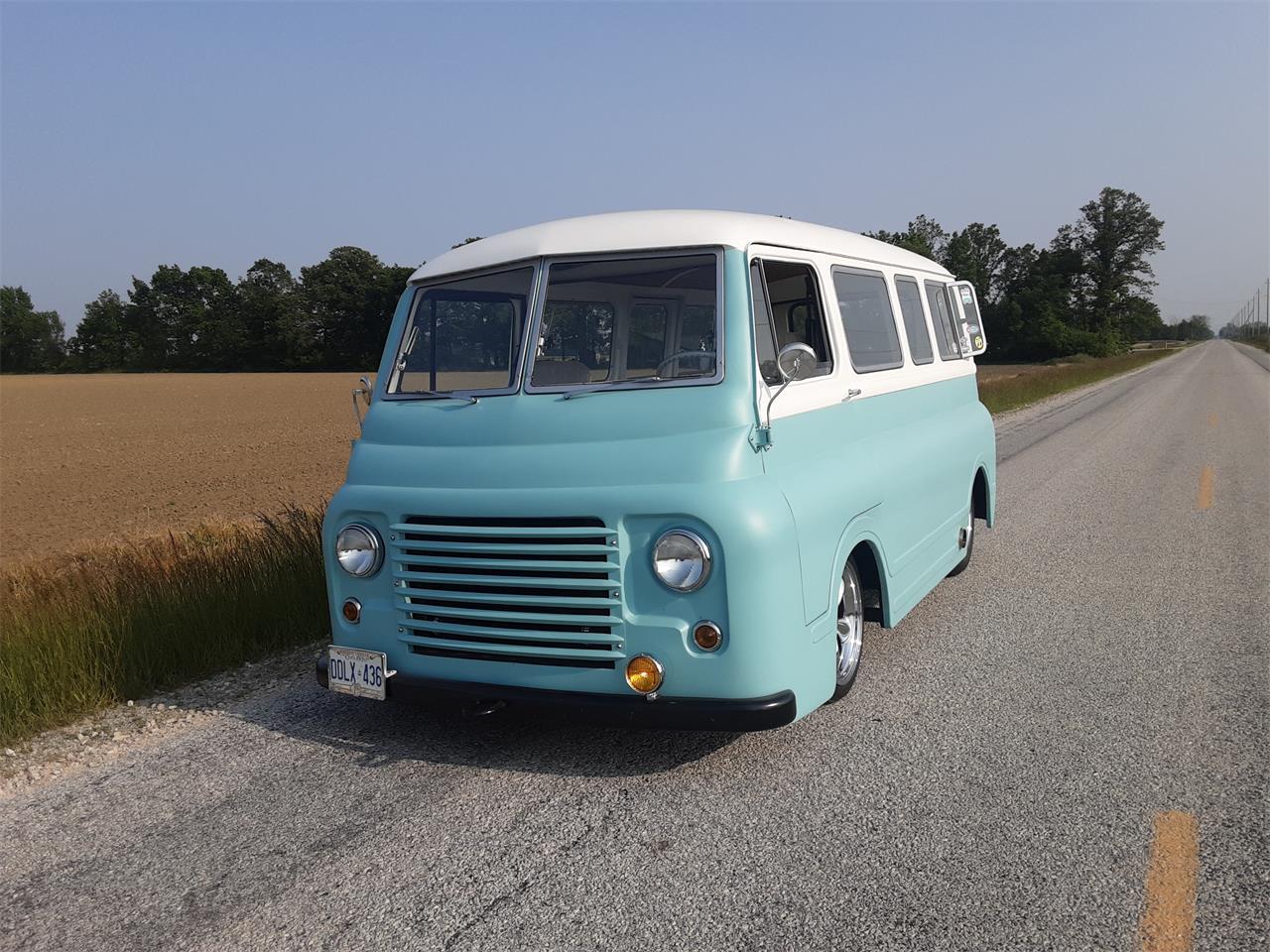 Morris-Commercial-j2-1959-White-Torquise-Tan-and-white-29