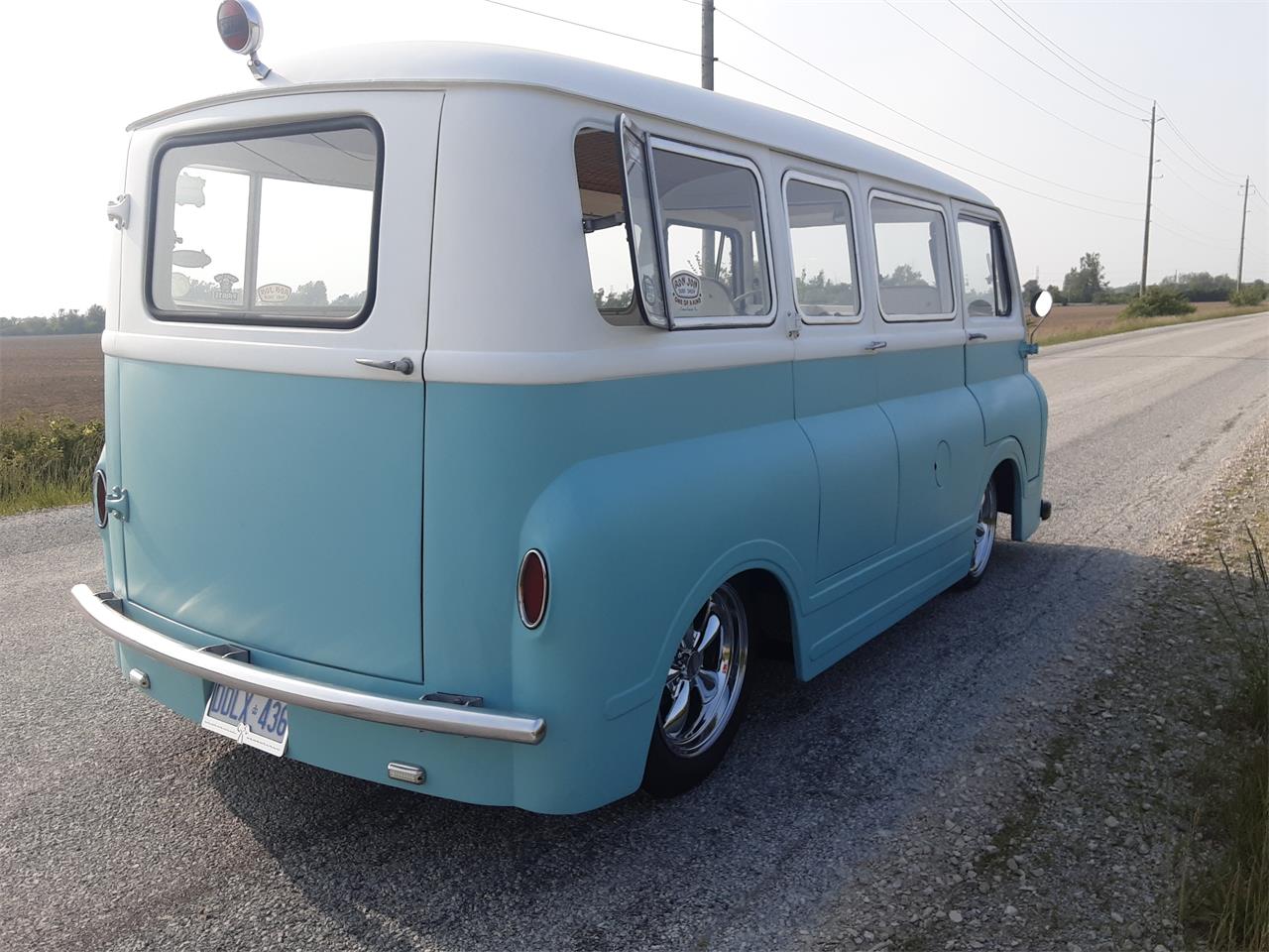 Morris-Commercial-j2-1959-White-Torquise-Tan-and-white-3