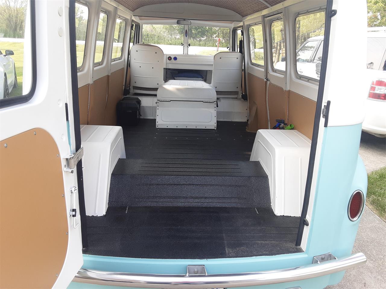 Morris-Commercial-j2-1959-White-Torquise-Tan-and-white-8