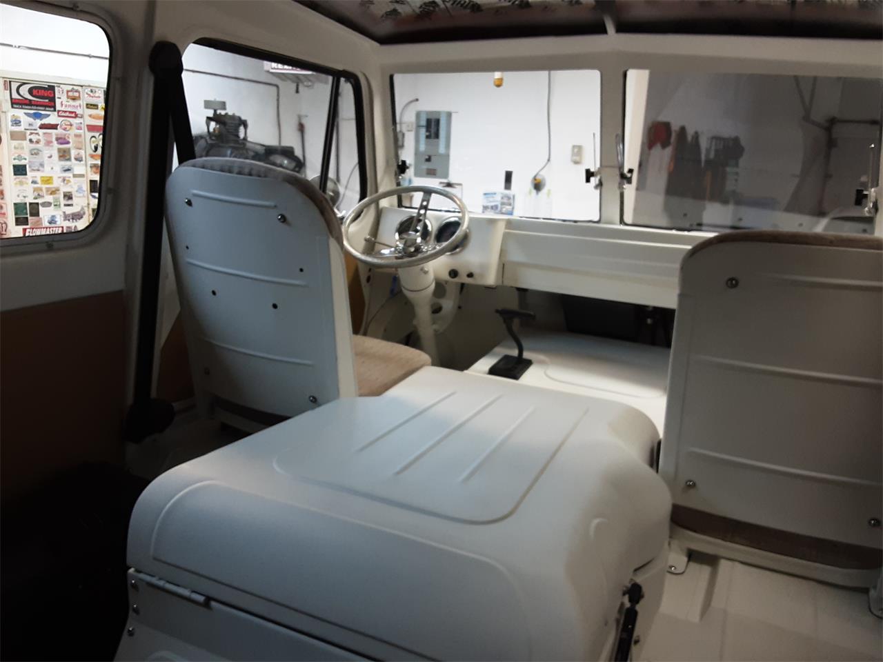 Morris-Commercial-j2-1959-White-Torquise-Tan-and-white-9