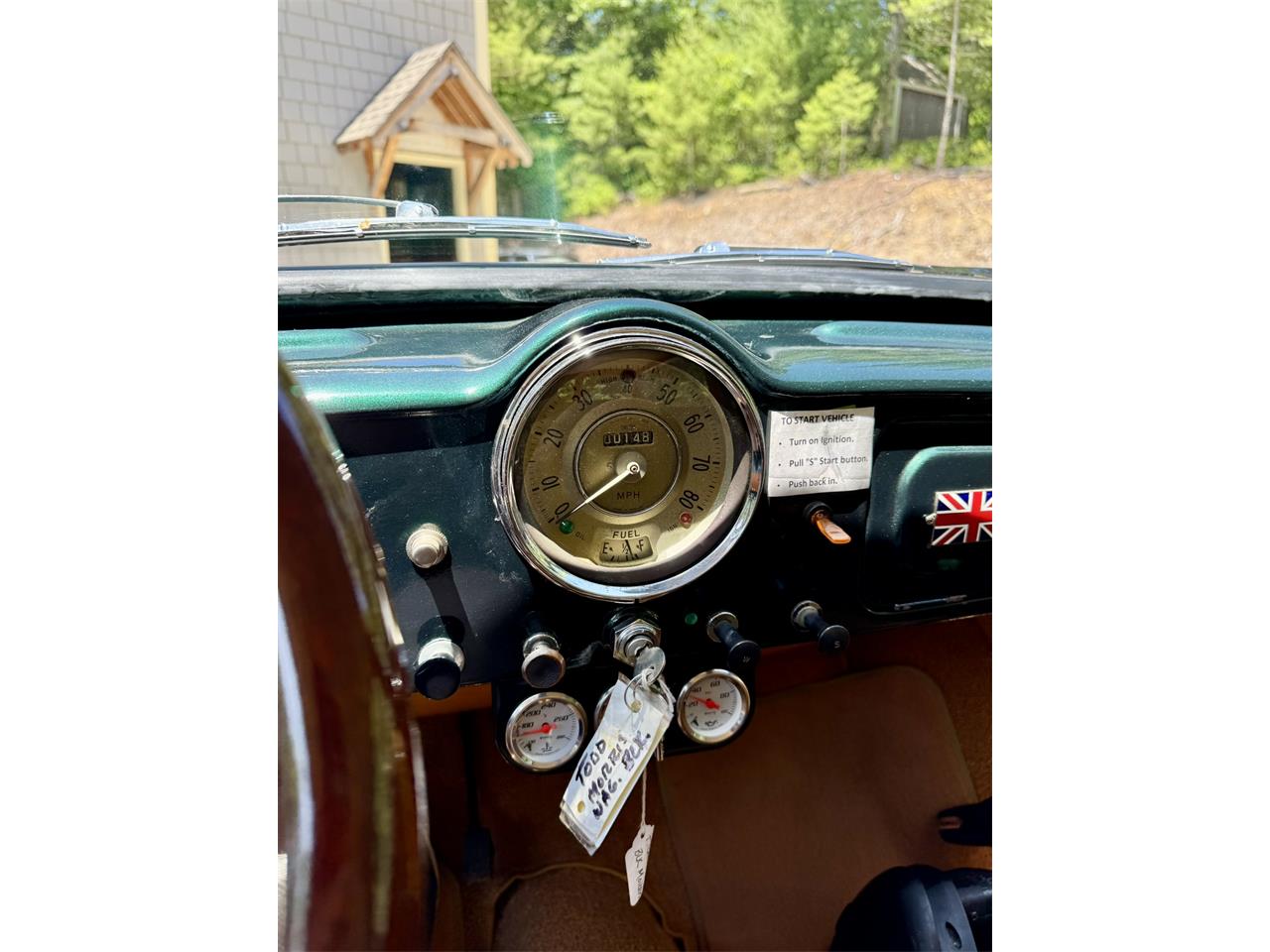 Morris-Minor-1000-2dr-traveler-1961-Green-Tan-16