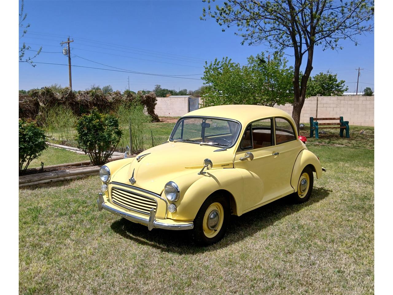 Morris-Minor-1967-Yellow-Tancream-9