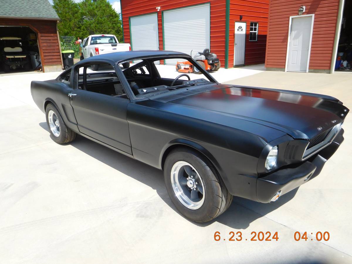 Mustang-fastback-1965-white-2
