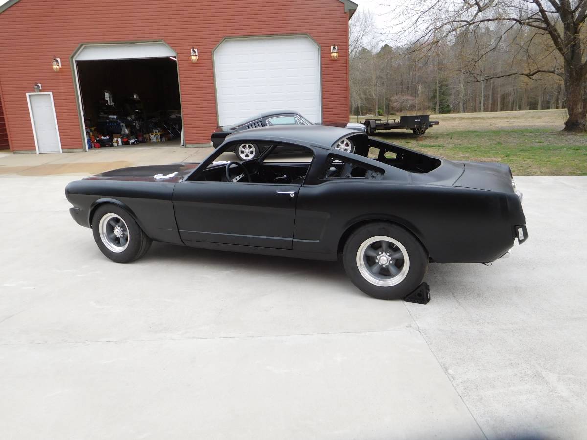 Mustang-fastback-1965-white-9