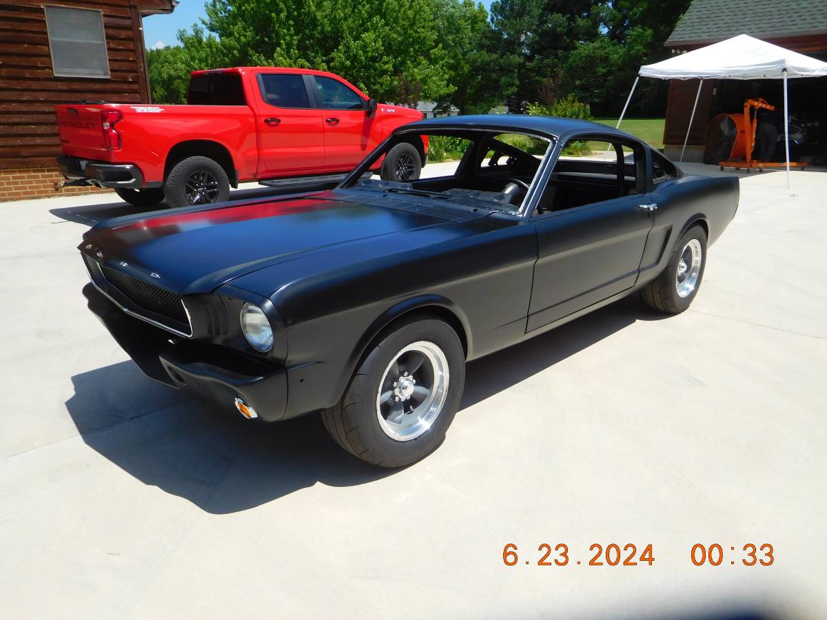 Mustang-fastback-1965-white