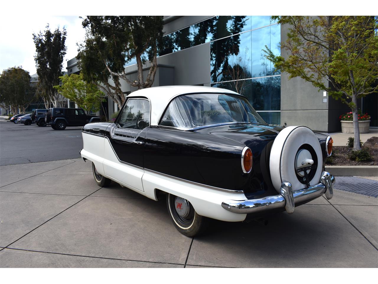Nash-Metropolitan-1957-Two-Toned-Blk-amp-Wht-Two-Toned-Blk-amp-Wht-7