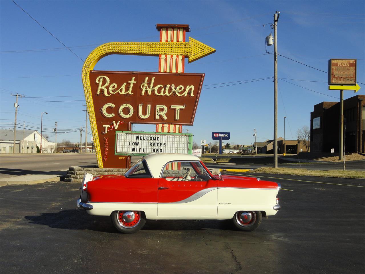 Nash-Metropolitan-1958-redWhite-BlackWhite-14
