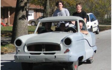 Nash-Metropolitan-1958-redWhite-BlackWhite-17